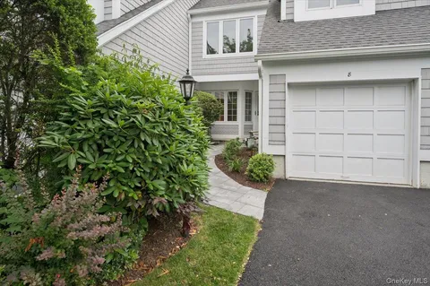 $859,900 | 8 Oakcrest Lane, Hastings-on-Hudson, NY 10706