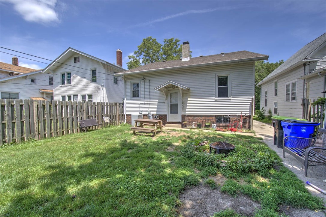 739 West Cushing Street Decatur, IL 62526 - Photo 25 of 28 a backyard of a house with table and chairs