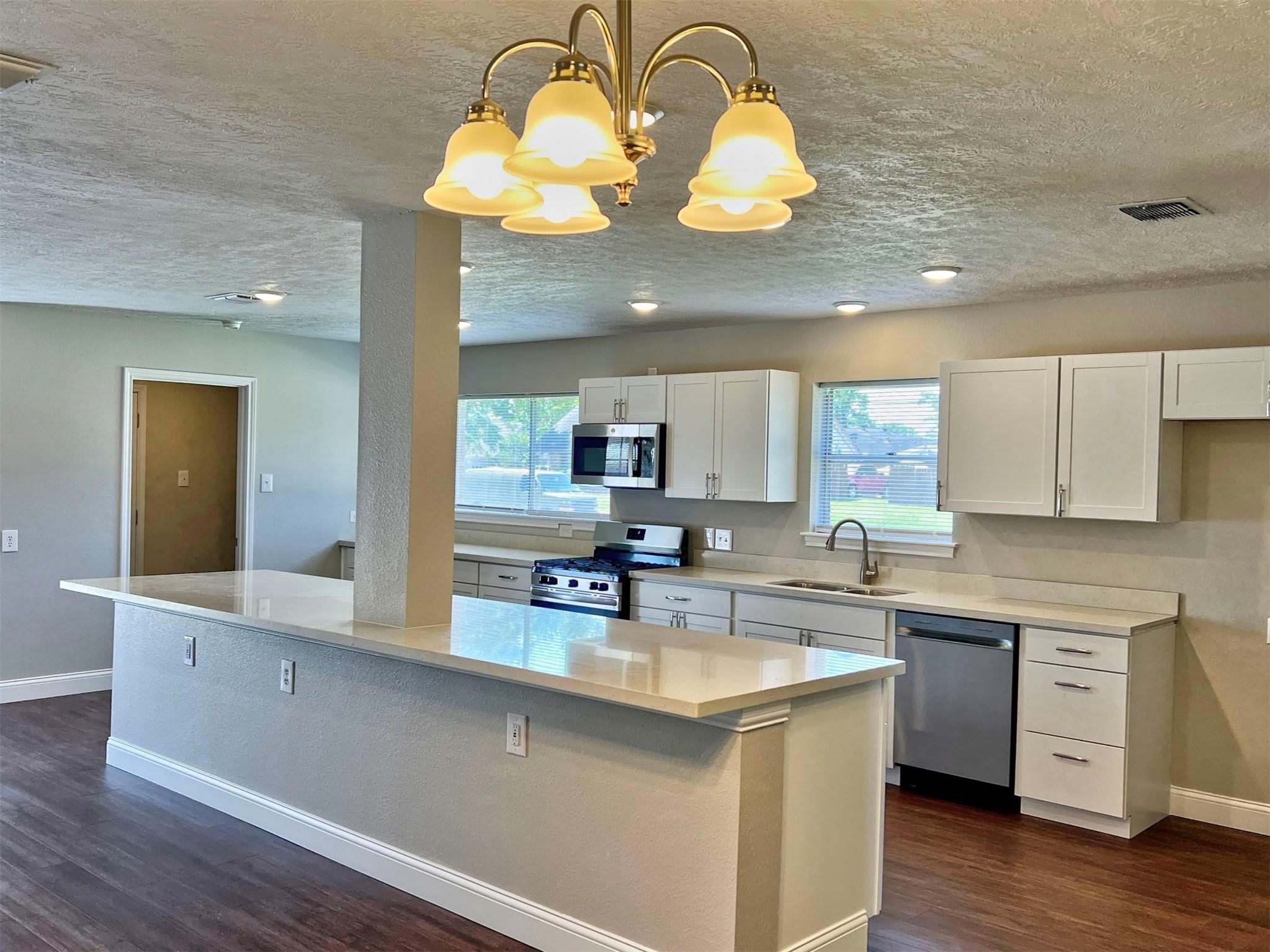 415 Sevenhampton Lane Houston, TX 77015 - Photo 3 of 28 Beautifully designed kitchen
