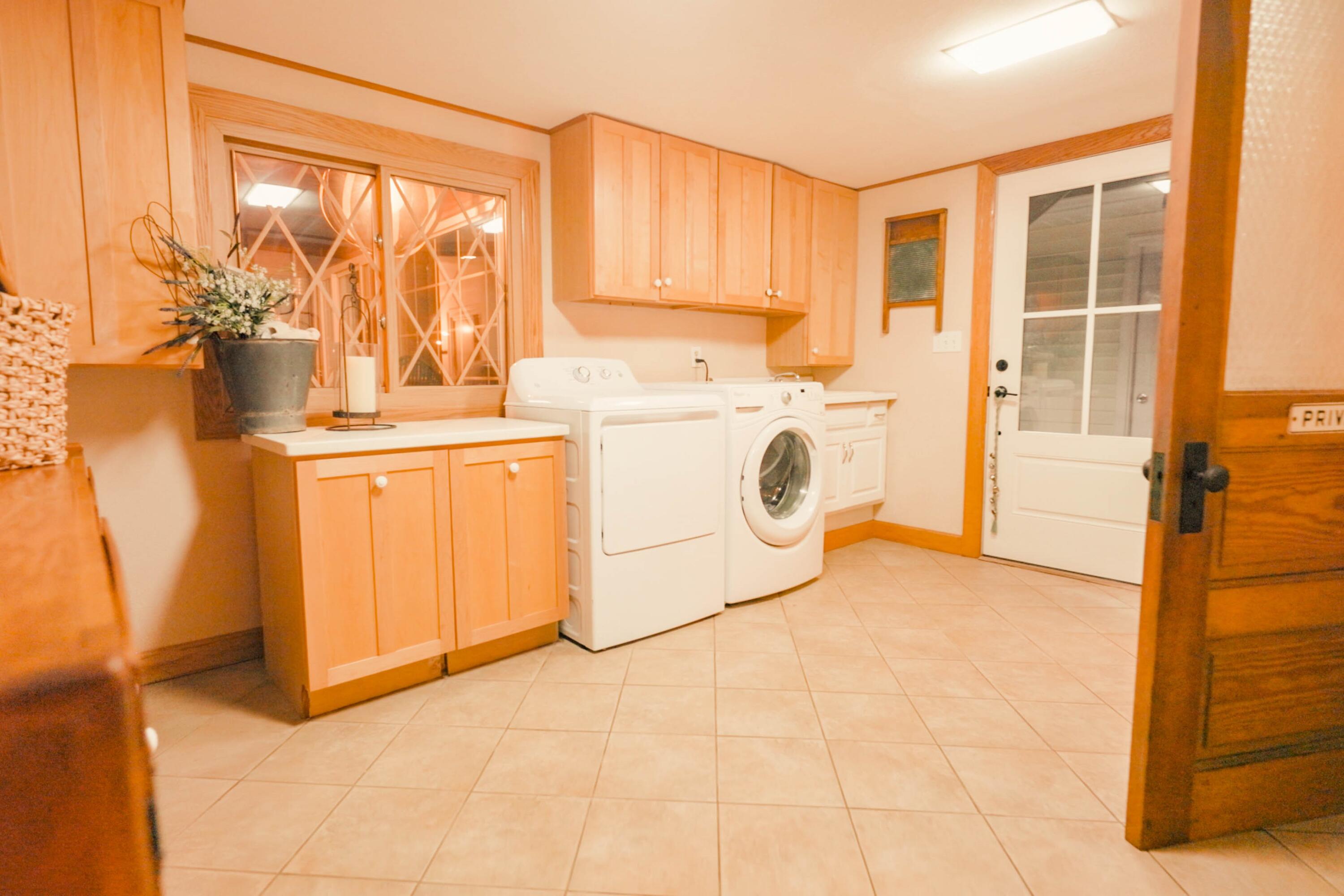 238 Main Street Delafield, WI 53018 - Photo 39 of 39 Laundry room/mud room