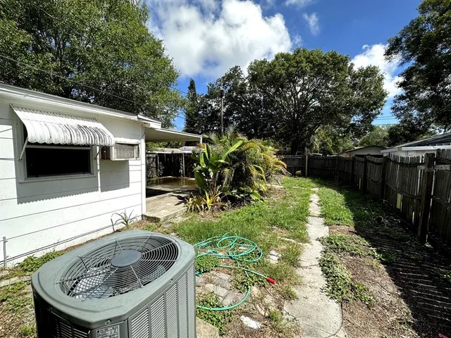 a view of a house with backyard
