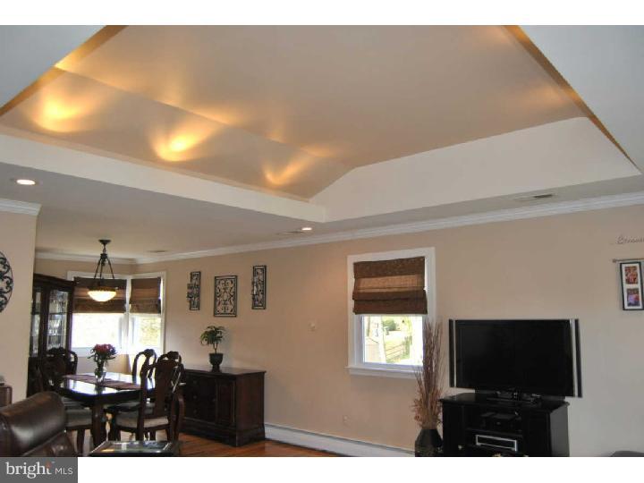 304 Heathcliffe Road Huntingdon Valley, PA 19006 - Photo 3 of 24 Living Room