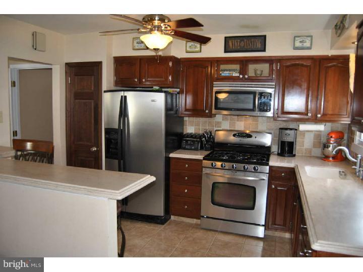 304 Heathcliffe Road Huntingdon Valley, PA 19006 - Photo 6 of 24 Kitchen