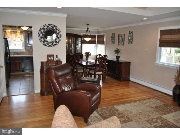304 Heathcliffe Road Huntingdon Valley, PA 19006 - Photo 10 of 24 Living Room
