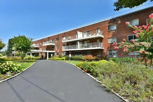 $3,800 | 320 East Shore Road, Unit 2A, Great Neck, NY 11023