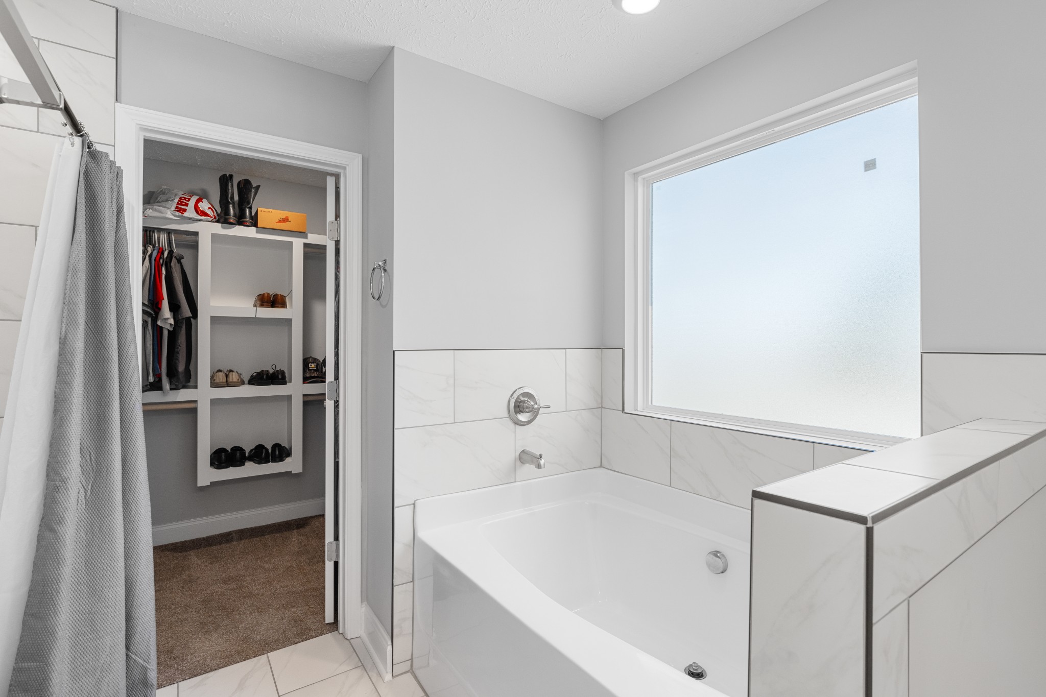 839 Cedar Lane Springfield, TN 37172 - Photo 16 of 34 a bathroom with a bathtub