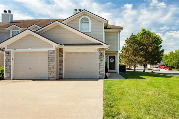 $216,000 | 1302 Northwest Hidden Ridge Circle, Blue Springs, MO 64015