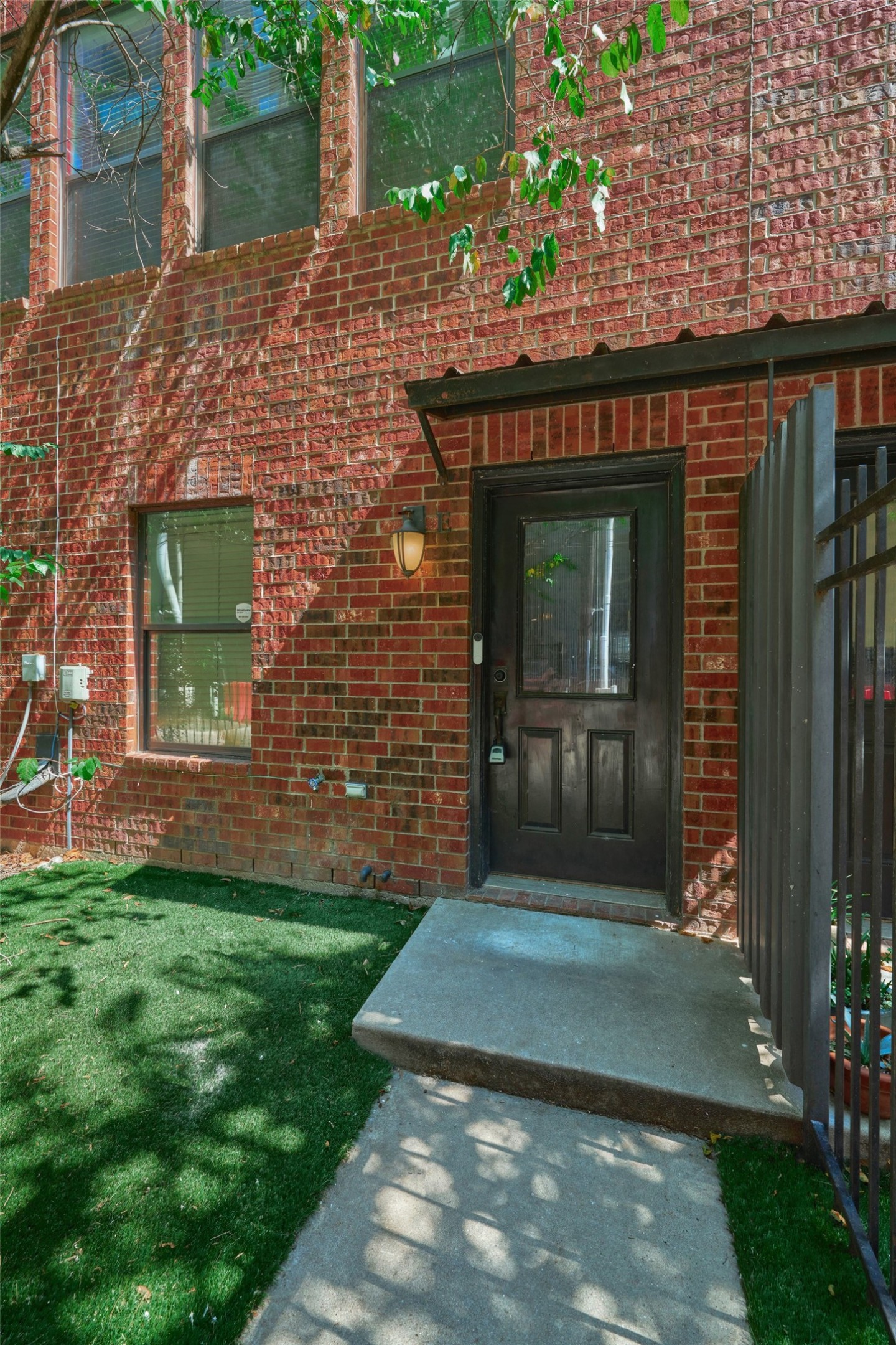 2422 Navigation Boulevard, Unit E Houston, TX 77003 - Photo 3 of 29 a front view of a house with garden