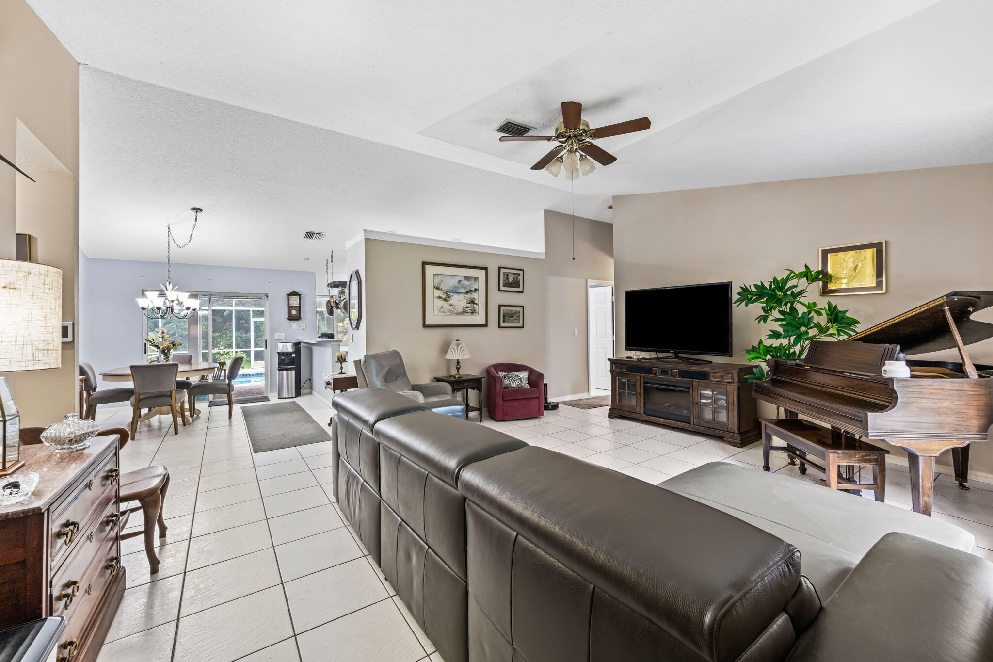 15884 N Road Loxahatchee Groves, FL 33470 - Photo 10 of 46 Living Room