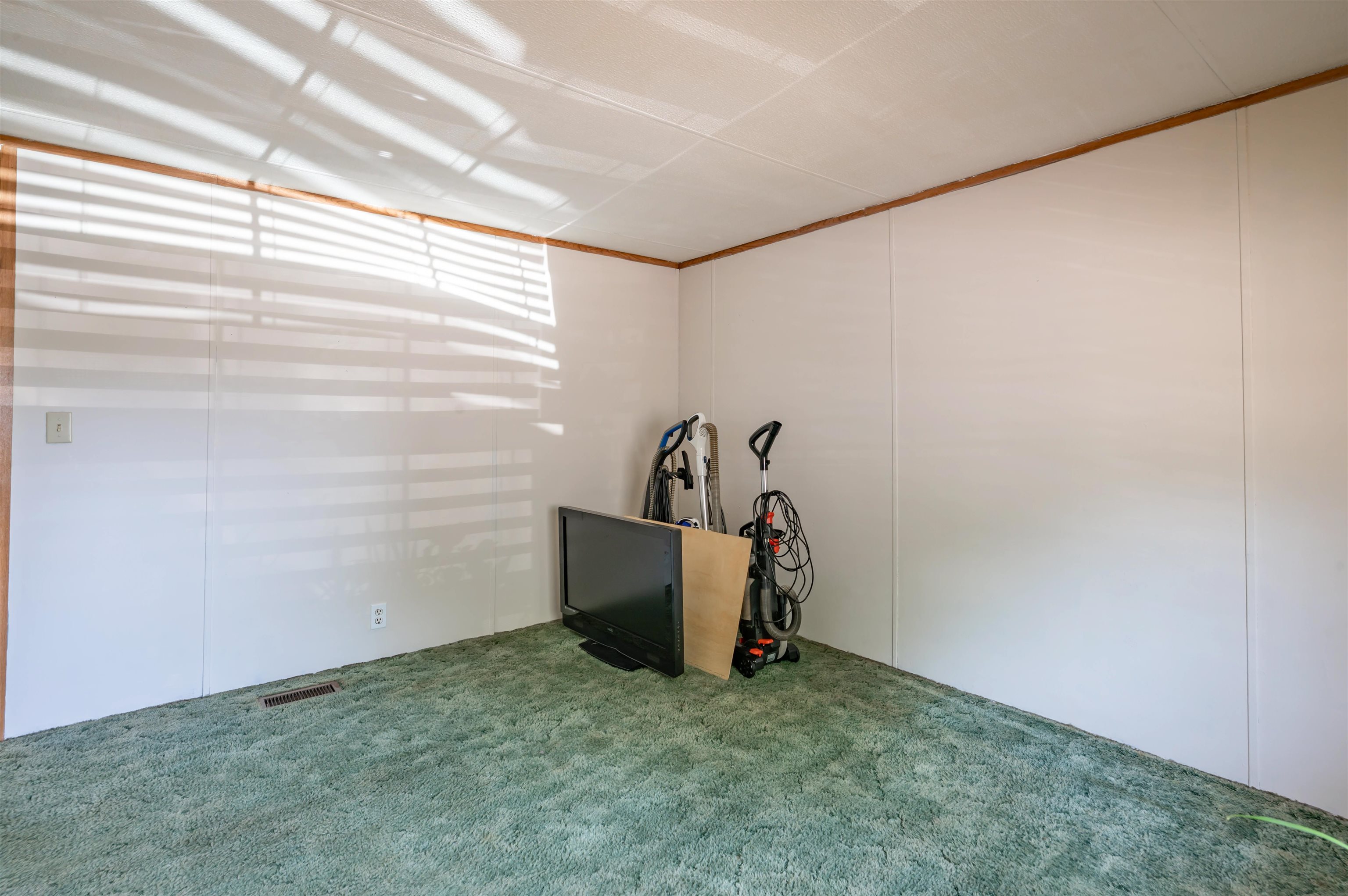 139 Rockingham Road, Unit 21 Derry, NH 03038 - Photo 28 of 35