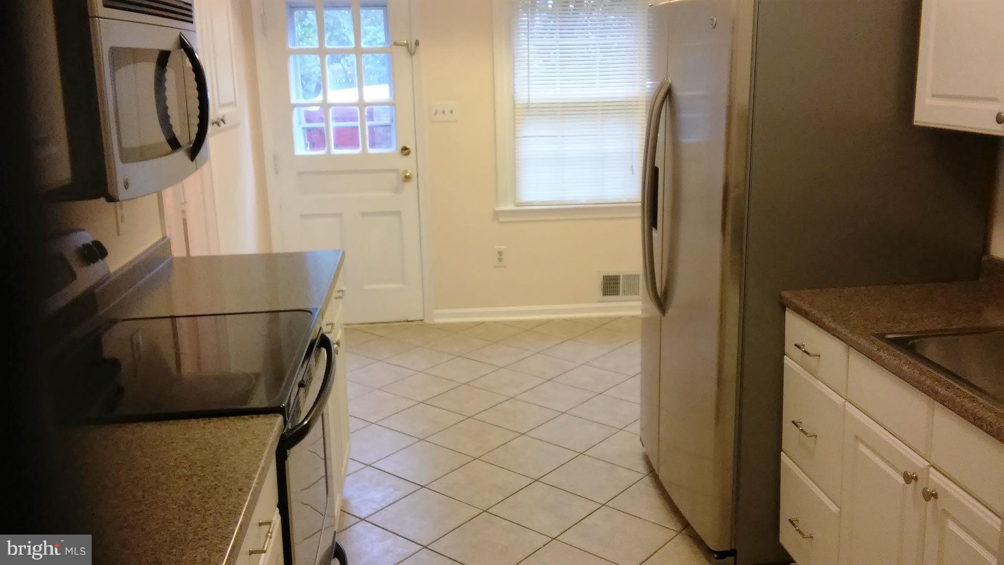 6813 Market Square Drive McLean, VA 22101 - Photo 6 of 12 Kitchen