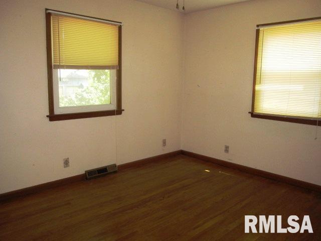 925 Devils Glen Road Bettendorf, IA 52722 - Photo 3 of 5 Gallery Image 3