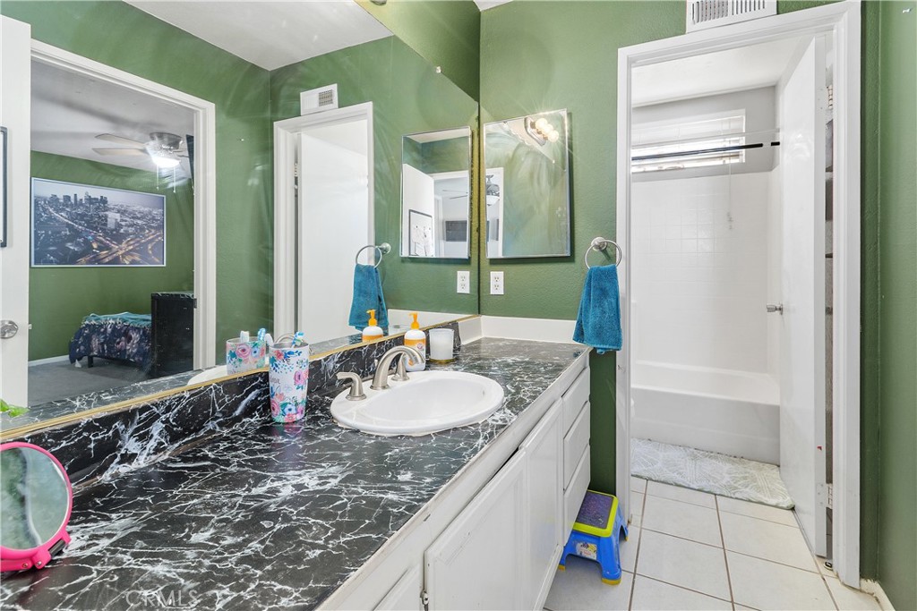 30318 Deer Meadow Road Temecula, CA 92591 - Photo 13 of 19 Bathroom #2 Access from Bedrooms 3 and 4