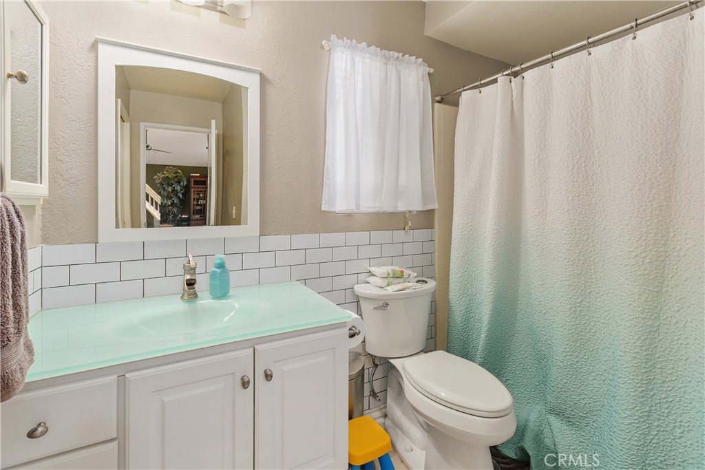 30318 Deer Meadow Road Temecula, CA 92591 - Photo 9 of 19 Main Level Bath Adjacent to Main level Bedroom