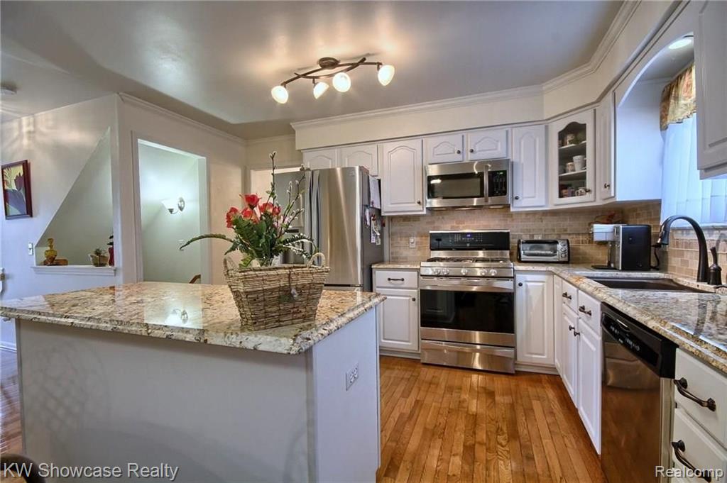 3380 Riverside Drive Canton, MI 48188 - Photo 8 of 31