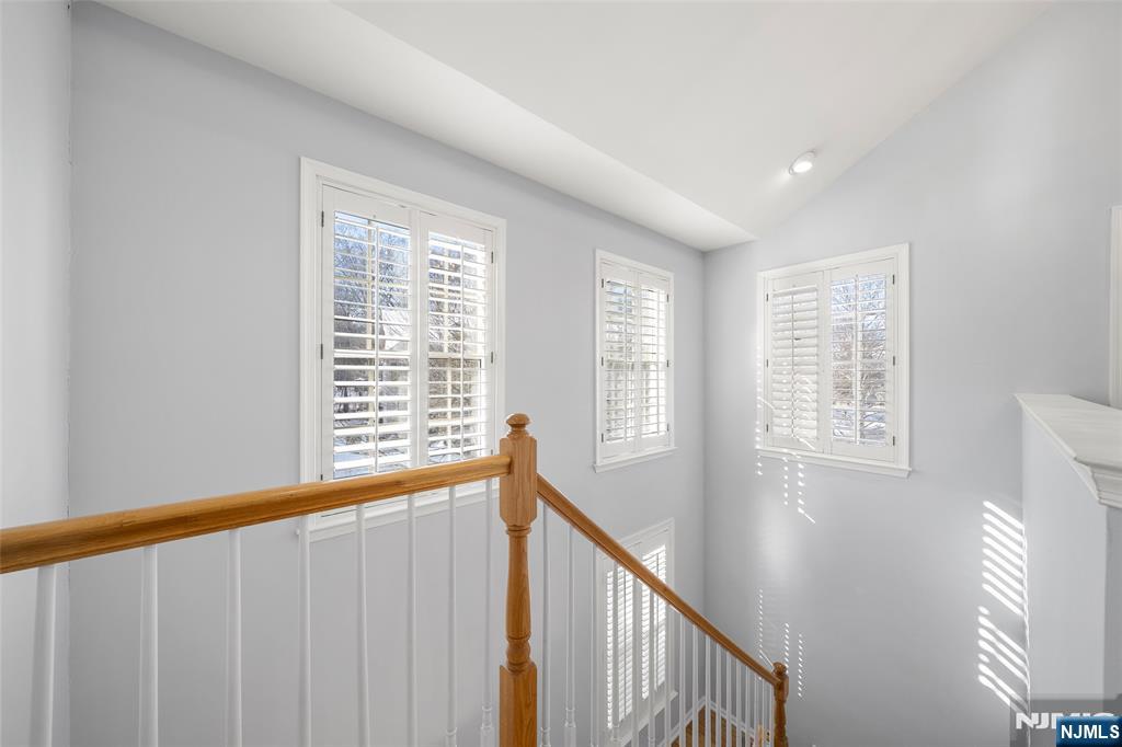 36 Woods Edge Road Old Tappan, NJ 07675 - Photo 3 of 31