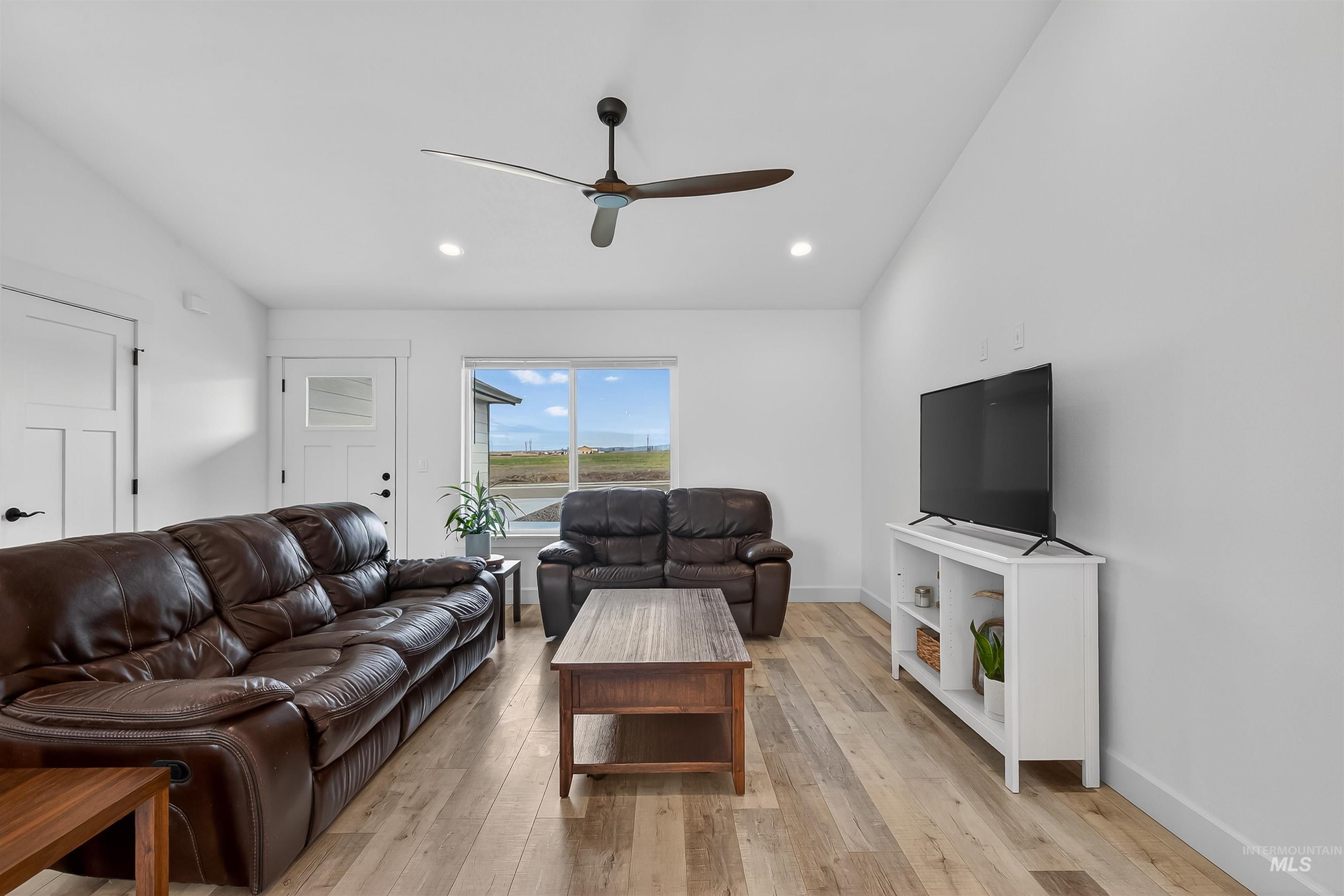 3732 Skyview Drive Lewiston, ID 83501 - Photo 21 of 47 Living area with vaulted ceiling, a ceiling fan, light wood finished floors, and recessed lighting