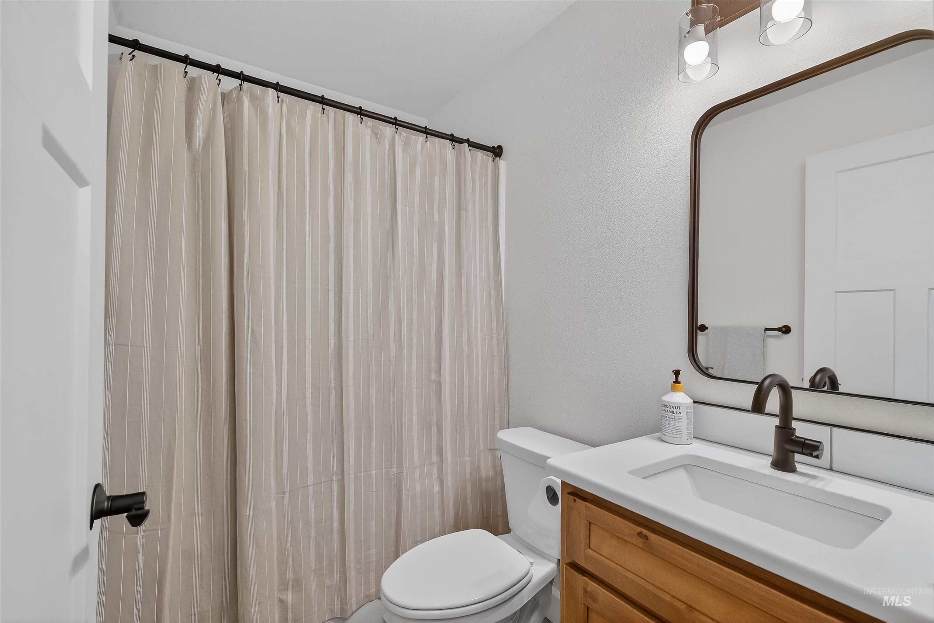 3732 Skyview Drive Lewiston, ID 83501 - Photo 31 of 47 Full bath with vanity and a shower with curtain
