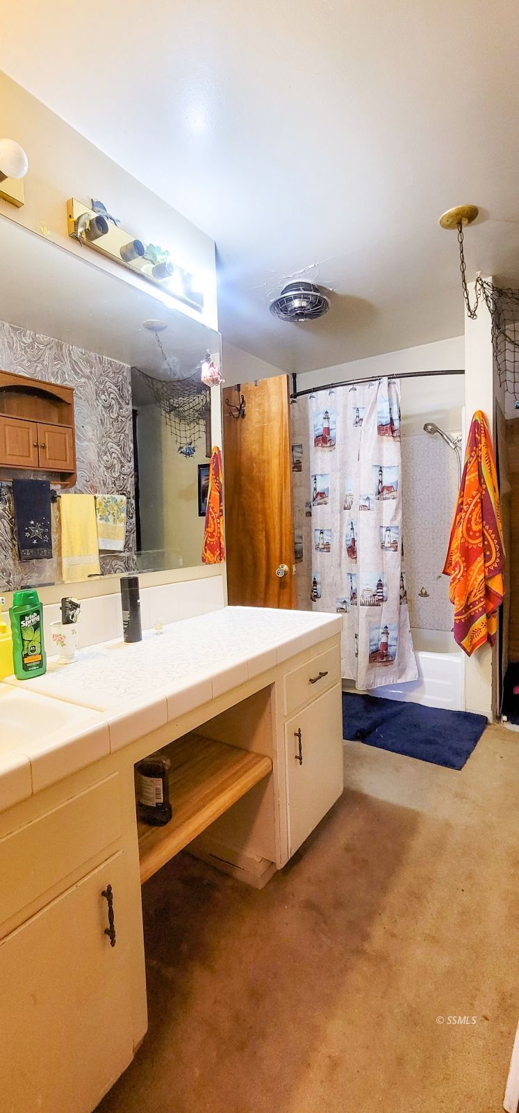 216 South Silver Ridge Street Ridgecrest, CA 93555 - Photo 12 of 21 a spacious bathroom with a double vanity sink a mirror and a bathtub