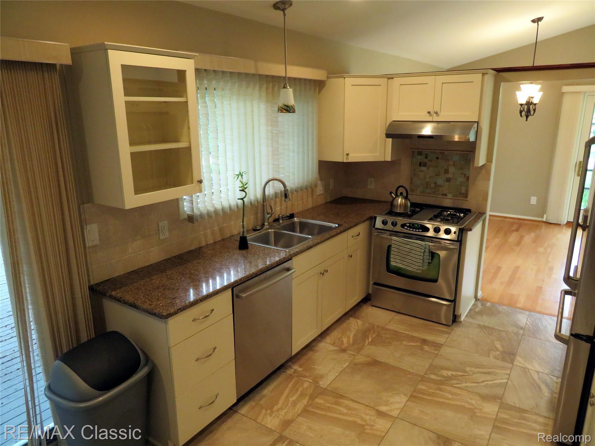 758 Ironstone Drive Rochester, MI 48309 - Photo 5 of 56 3.jpg