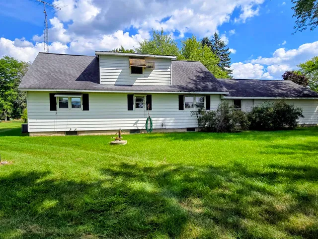 $305,000 | N5583 County Road West, Princeton, WI 54968