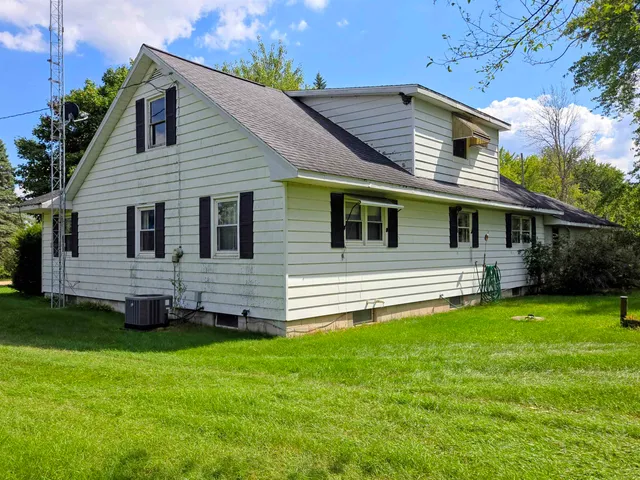$305,000 | N5583 County Road West, Princeton, WI 54968