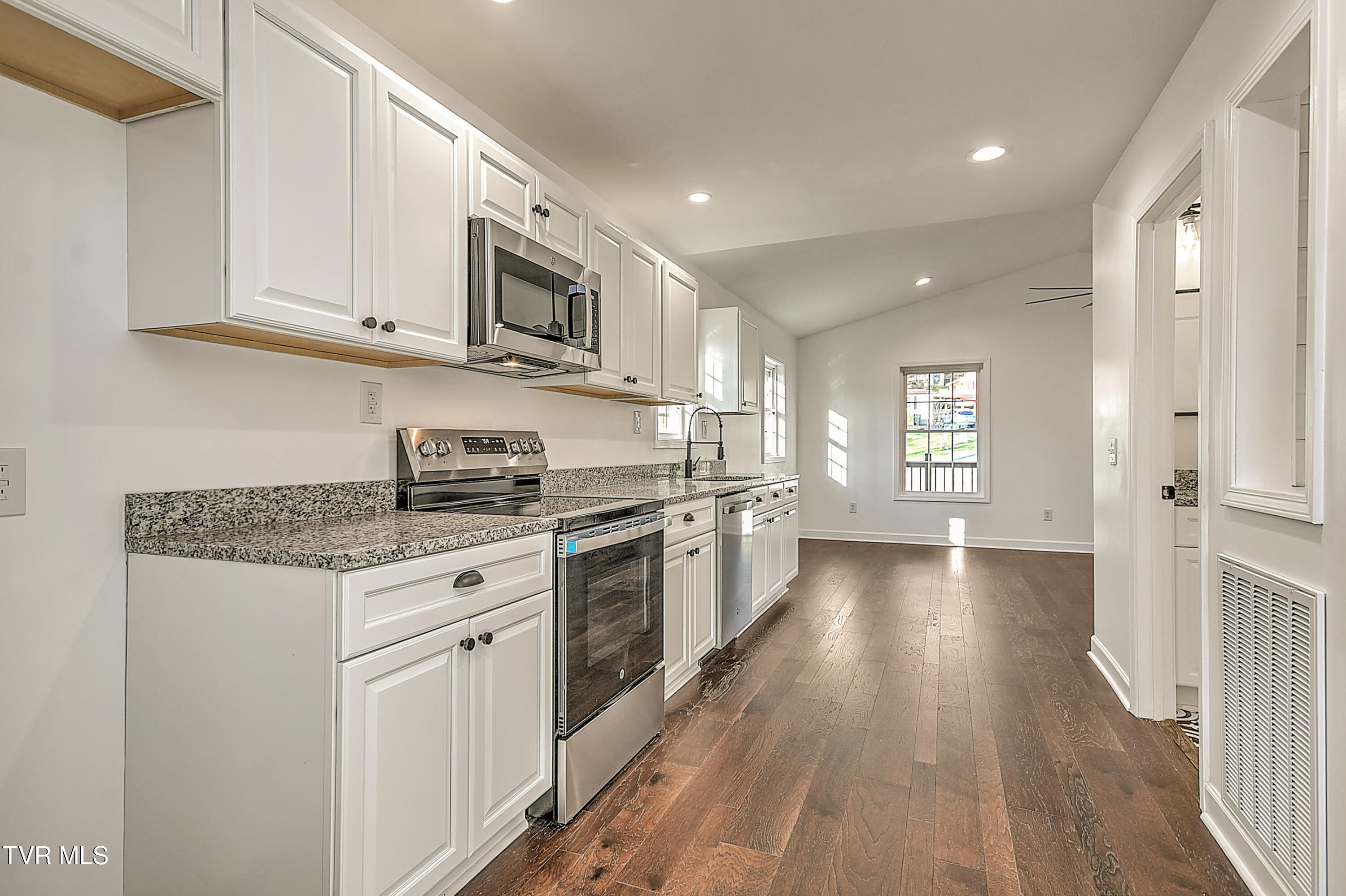 143 Daniel Lane Elizabethton, TN 37643 - Photo 11 of 38 143 Daniels Ln MB-13