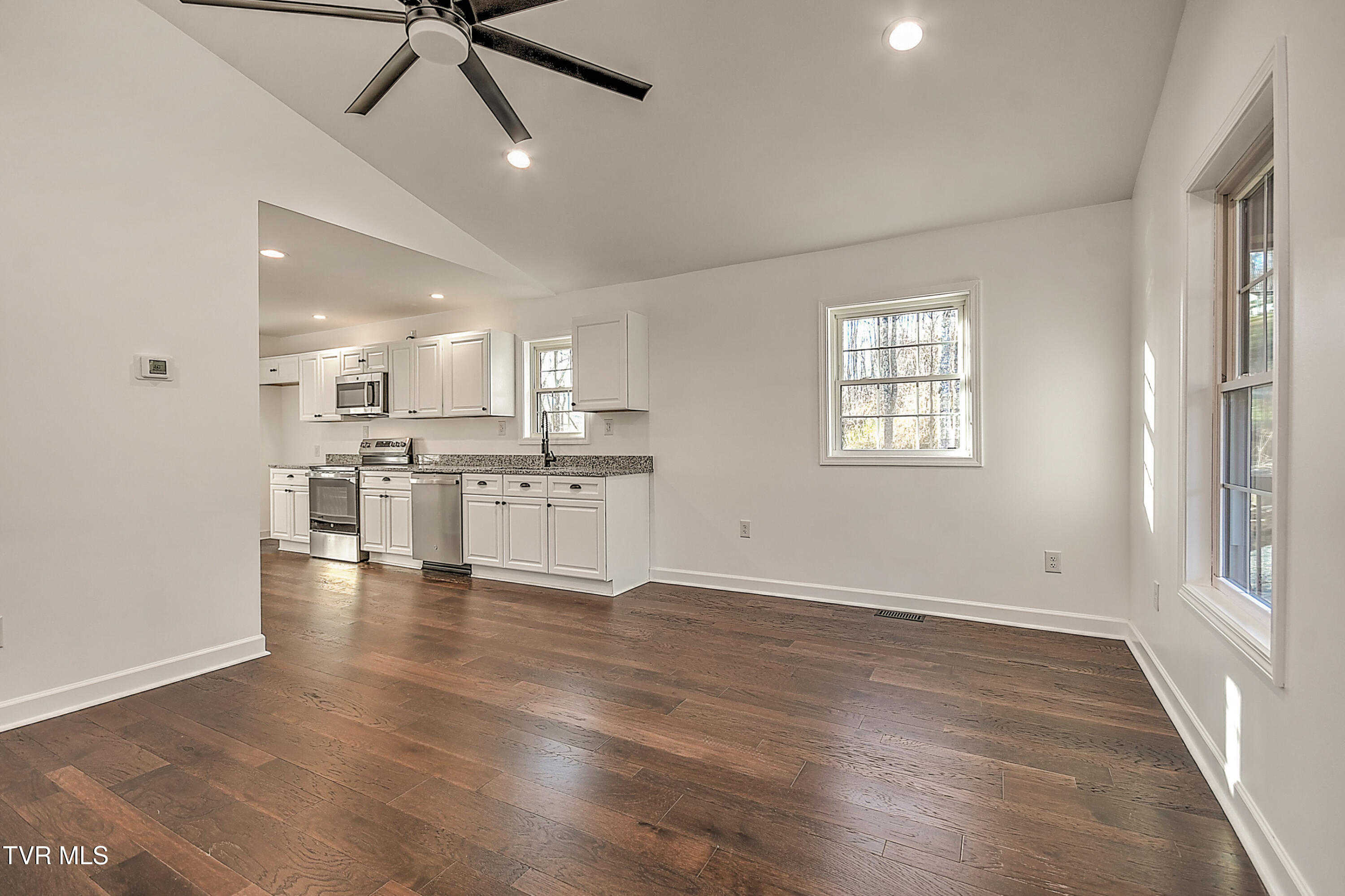 143 Daniel Lane Elizabethton, TN 37643 - Photo 3 of 38 143 Daniels Ln MB-5