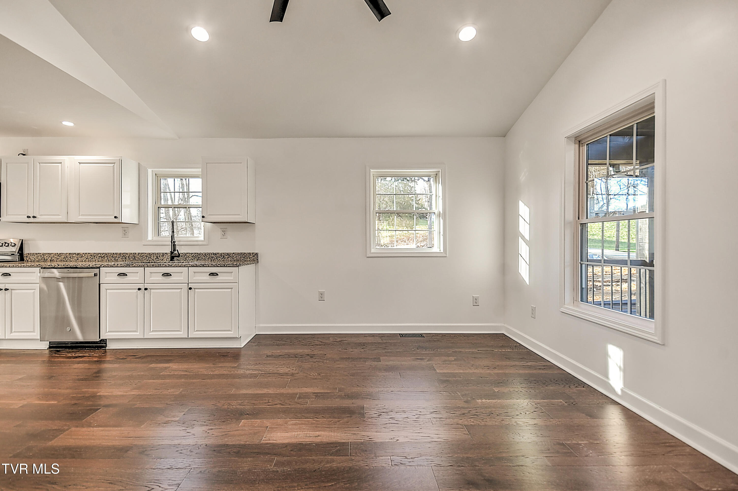 143 Daniel Lane Elizabethton, TN 37643 - Photo 4 of 38 143 Daniels Ln MB-6
