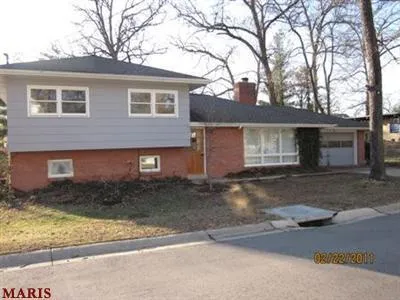 $550,000 | 2121 East Drive, Frontenac, MO 63131