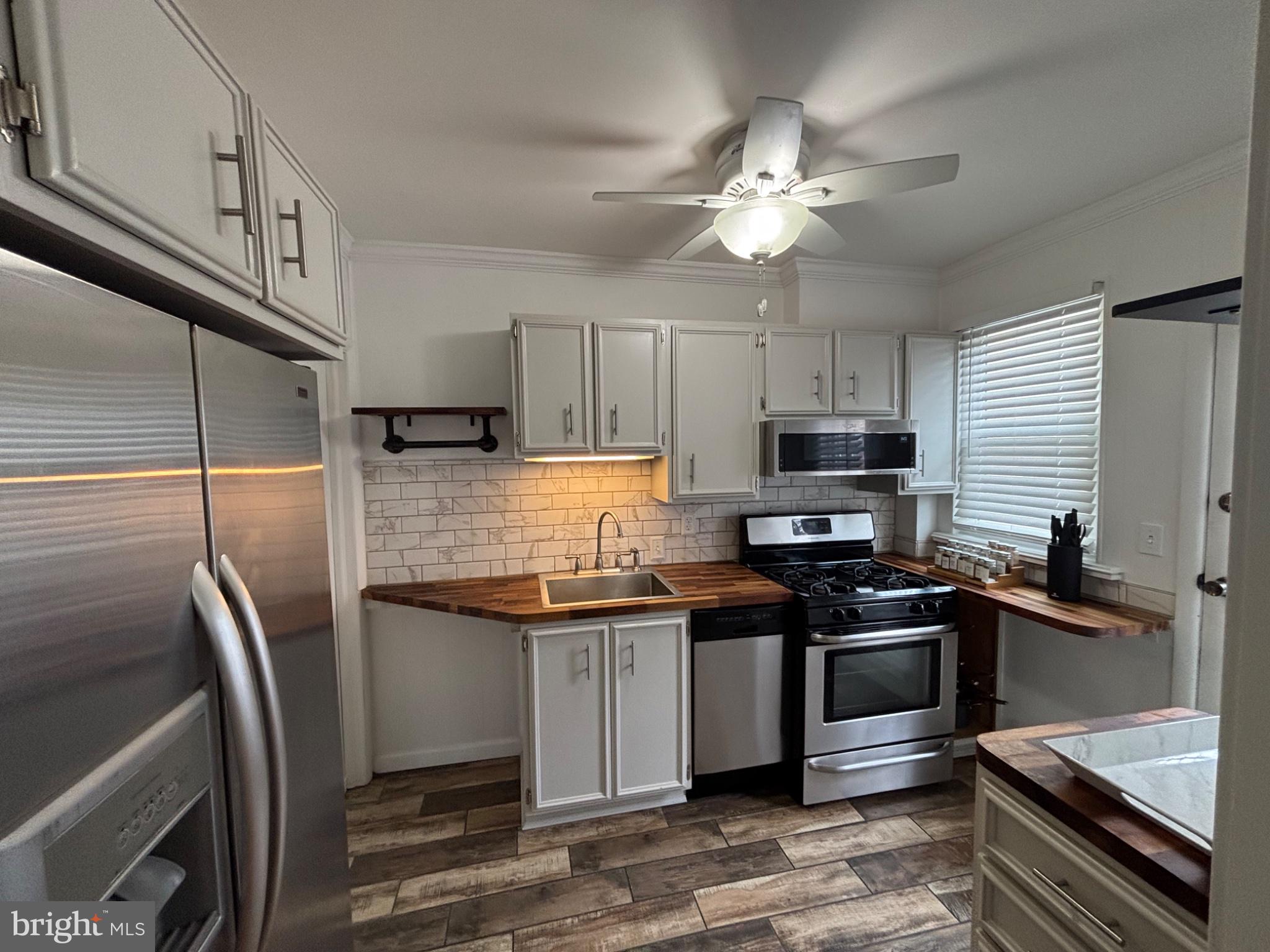 4101 Vernon Road Drexel Hill, PA 19026 - Photo 8 of 26 Charming kitchen with modern touches.