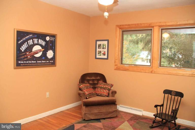 504 Moorefield Road Southwest Vienna, VA 22180 - Photo 4 of 18 Bedroom #3