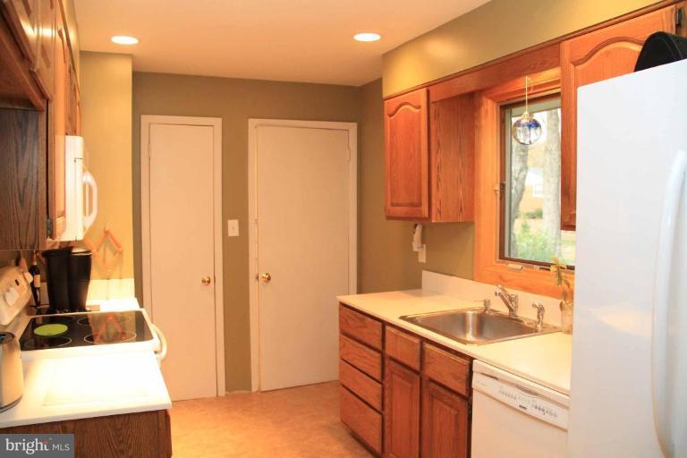 504 Moorefield Road Southwest Vienna, VA 22180 - Photo 9 of 18 Kitchen