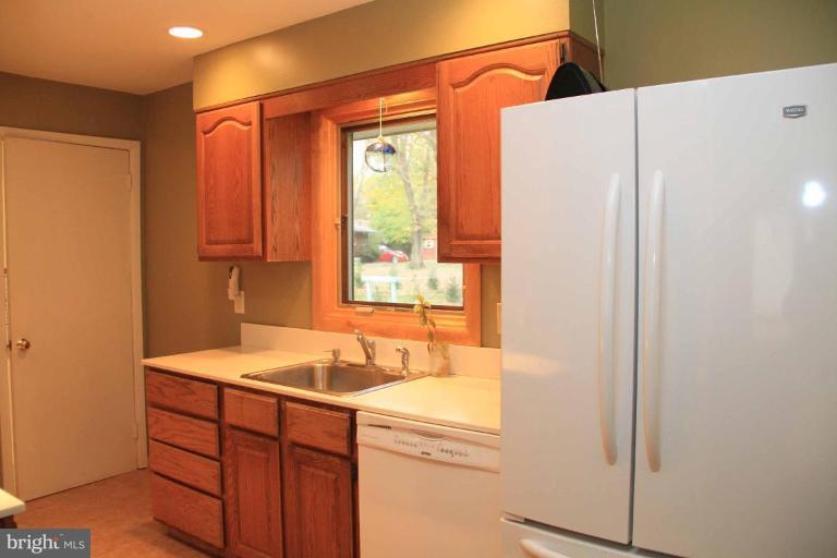 504 Moorefield Road Southwest Vienna, VA 22180 - Photo 10 of 18 Kitchen #2