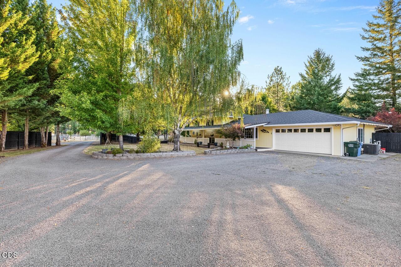 255 Queens Branch Road Rogue River, OR 97537 - Photo 5 of 48 Gallery Image 5