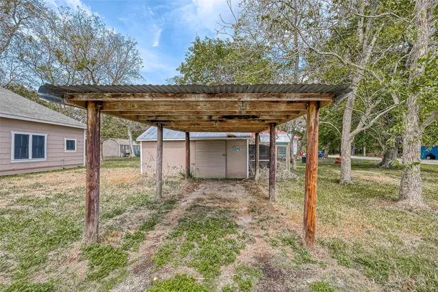 a view of a house with backyard