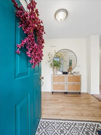 a view of entryway with garden
