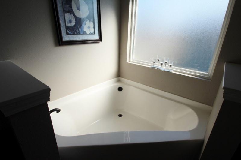 4556 Hermosa Road Crestview, FL 32539 - Photo 13 of 35 a bathroom with a bathtub