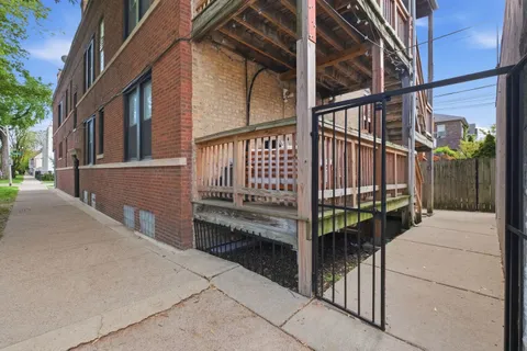 $1,399,000 | 1900 West Oakdale Avenue, Chicago, IL 60657