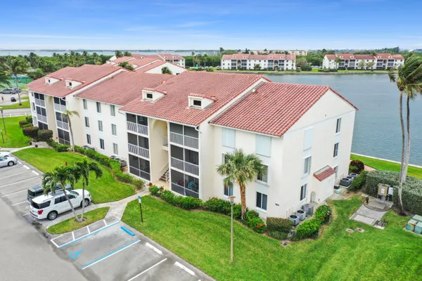 $2,400 | 4428 Northeast Ocean Boulevard, Unit G1, Jensen Beach, FL 34957