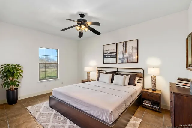 $799,000 | 231 Broken Arrow, Floresville, TX 78114