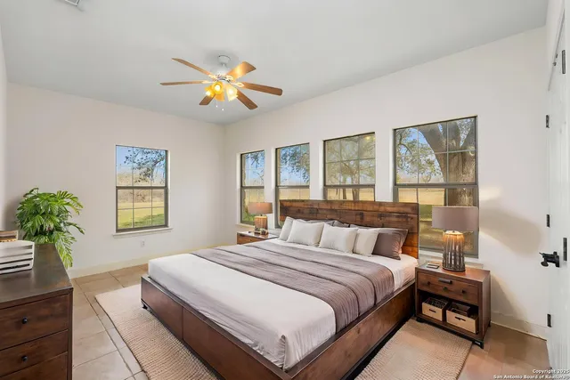 $799,000 | 231 Broken Arrow, Floresville, TX 78114