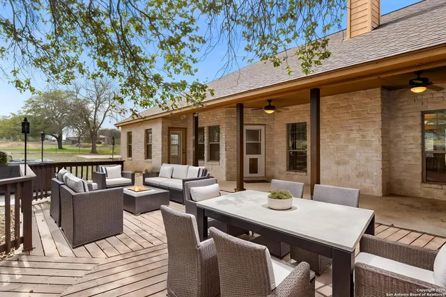 $799,000 | 231 Broken Arrow, Floresville, TX 78114