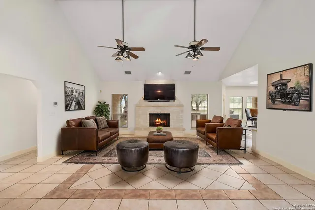 $799,000 | 231 Broken Arrow, Floresville, TX 78114