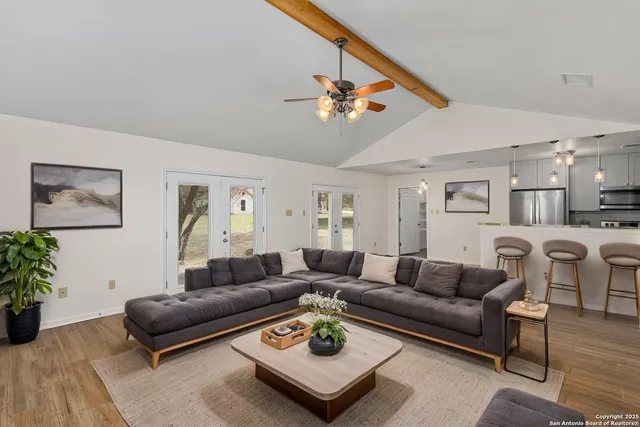 $799,000 | 231 Broken Arrow, Floresville, TX 78114