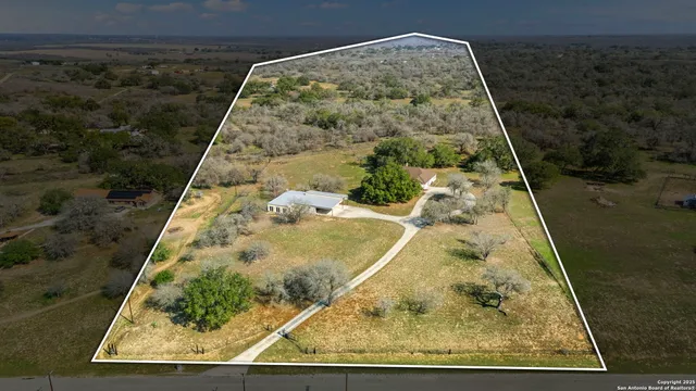 $799,000 | 231 Broken Arrow, Floresville, TX 78114