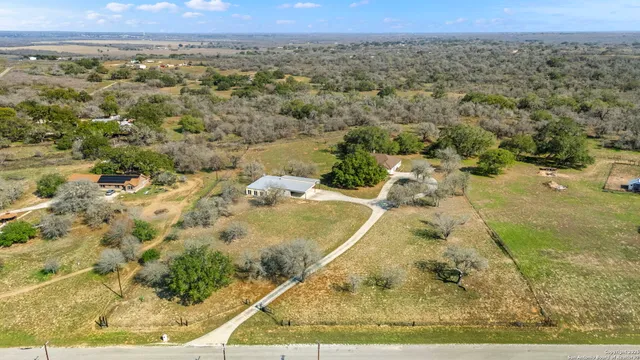 $799,000 | 231 Broken Arrow, Floresville, TX 78114