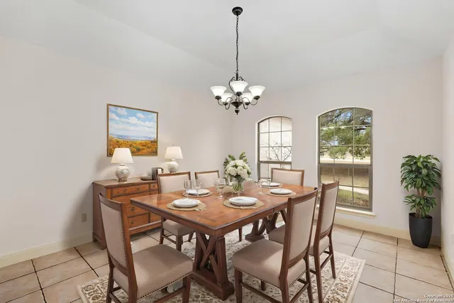 $799,000 | 231 Broken Arrow, Floresville, TX 78114