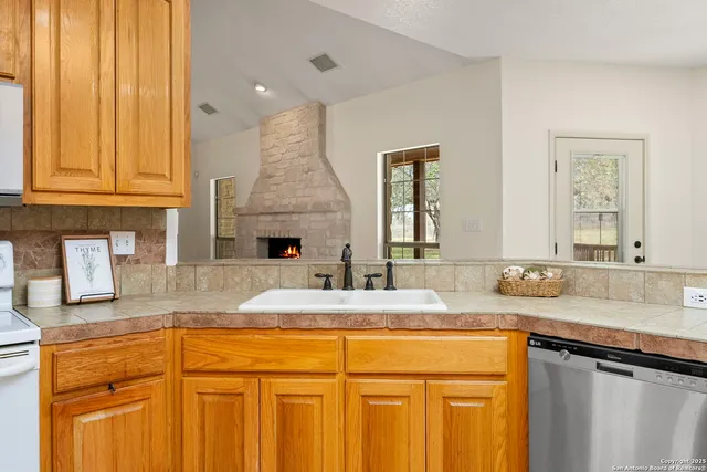 $799,000 | 231 Broken Arrow, Floresville, TX 78114