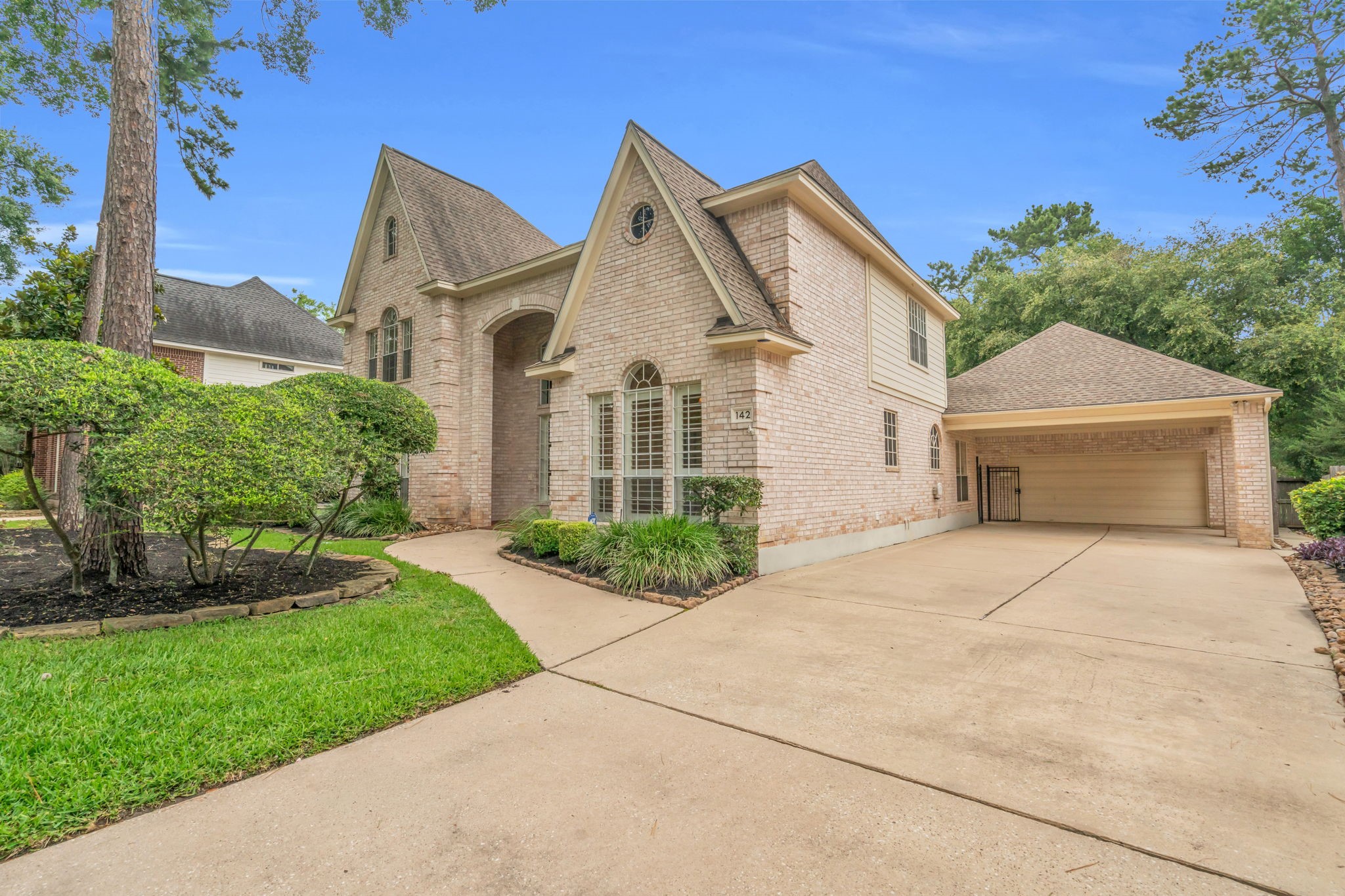 142 West Shadowpoint Circle The Woodlands, TX 77381 - Photo 3 of 50